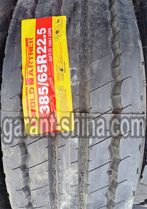 Gold Partner GP731A (руль/прицеп) 385/65 R22.5 160K 20PR - Фото протектора с этикеткой вблизи